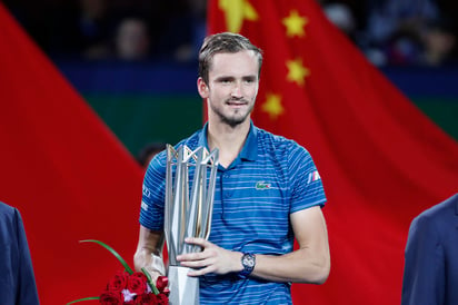 Medvedev le ganó el campeonato a Zverev en dos sets de 6-4 y 6-1. (AP)