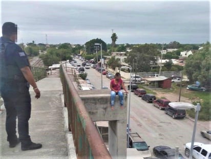 En el lugar se encontraba una mujer, con quien los policías estatales dialogaron, y después de unos minutos lograron persuadirla para despúes ponerla en un lugar seguro. (ESPECIAL)