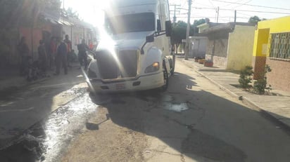 El tractocamión cayó en una zanja mientras circulaba por calles de la colonia Santa Rosalía de la ciudad de Gómez Palacio.