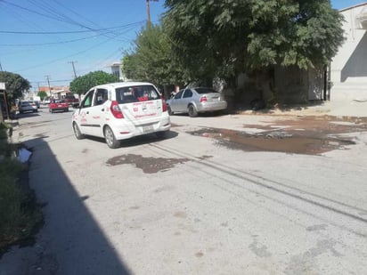 El hundimiento causa afectaciones a quienes transitan por la zona, además hay una fuga de agua. (EL SIGLO DE TORREÓN)