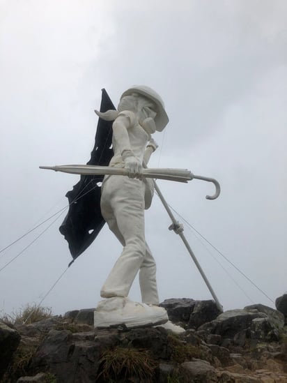 Manifestantes de Hong Kong colocaron a 'Lady Liberty' en cima de la montaña 'Lion Rock'. (EFE)