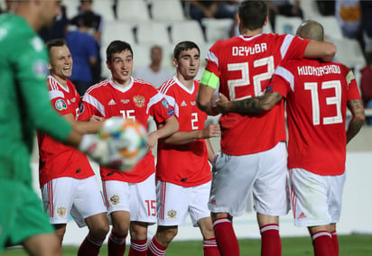 Los rusos celebran luego de golear como vis a su similar de Chipre con un doblete de Denís Chéryshev (i), además de Magomed Ozdoev, Aleksandr Golovin y el capitán Artem Dzyuba (22). (AP) 