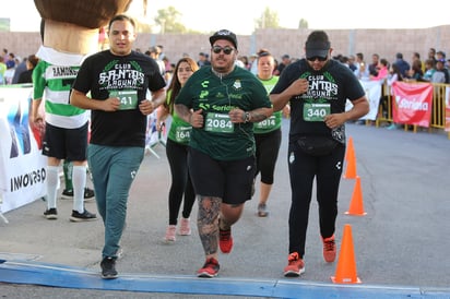 Los laguneros expresaron su pasión combinada por el atletismo y por su equipo de futbol. (JESÚS GALINDO) 