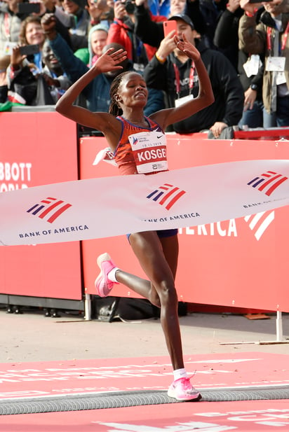 La keniana Brigid Kosgei ganó el maratón de Chicago con 2h:14:04, y rompió el récord mundial de 2:15:25, que tenía 16 años. (AP) 