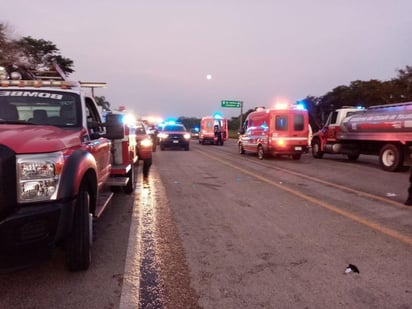 Seis muertos es el saldo preliminar de un choque registrado en las primeras horas de este lunes en la carretera Mérida-Motul, en el entronque a Mocochá, en donde una ambulancia de traslado se impactó contra la parte trasera de un tráiler. (TWITTER)