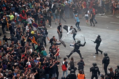 La Comunidad Autónoma de Cataluña registra hoy protesta despertadas por las sentencias a exfuncionarios y activistas catalanes. (EFE)