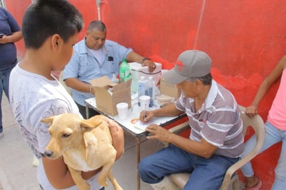 En las brigadas participa también personal de Resguardo Canino y que la intención es acudir a todas las localidades de la región para prevenir un posible brote de plaga de garrapata. (EL SIGLO DE TORREÓN)