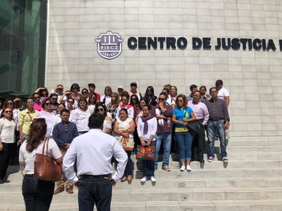 La tarde de hoy un grupo de entre 30 y 40 maestros se dieron cita en el Centro Penal, mientras se llevaba a cabo la audiencia de vinculación contra Gerardo (N) maestro acompañante de música y Servando (N), quien se desempeña como intendente. (EL SIGLO DE COAHUILA)