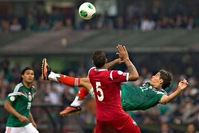 La chilena que hizo Raúl Jiménez ayudaría a México para clasificarse al repechaje del mundial de Brasil 2014. (CORTESÍA)