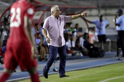 El técnico argentino aseguró que su equipo saldrá por el resultado ante México y que no se guardarán nada. (ARCHIVO) 