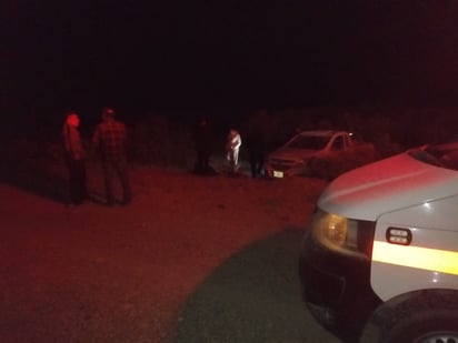 El vehículo Chevrolet Tornado se salió de la carpeta asfáltica y dio varios giros para finalmente terminar sobre sus ejes. (EL SIGLO DE TORREÓN)