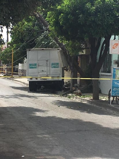 El conductor de la unidad indicó a las autoridades que se quedó sin frenos y perdió el control del volante, se subió a la banqueta, derribó un árbol y un poste de madera con líneas de electricidad. (EL SIGLO DE TORREÓN)