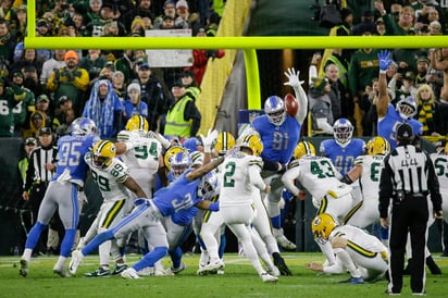 Mason Crosby conecta el gol de campo de la victoria cuando expiraba el reloj. (AP) 