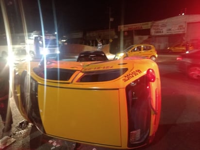 Vuelca taxista con pasajero a bordo luego de chocar contra una camioneta, ninguno requirió de traslado al hospital. (EL SIGLO DE TORREÓN)