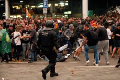 Unas 131 personas, entre civiles y policías, resultaron lesionadas en las manifestaciones del lunes en el Aeropuerto de El Prat. (ARCHIVO)