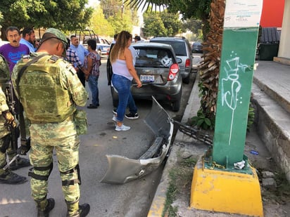 Dejó como saldo daños materiales en cuatro vehículos, dos de los cuales se encontraban debidamente estacionados. (EL SIGLO DE TORREÓN)