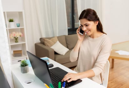 Frente a los bajos salarios que ofrece un estrecho mercado laboral tradicional, la modalidad 'freelance' está tomando fuerza del talento más joven. (ARCHIVO)