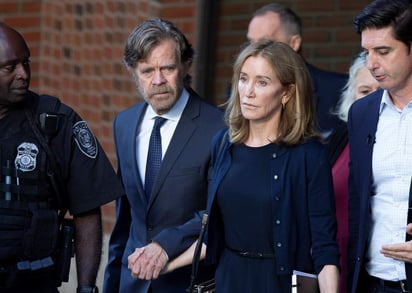 Felicity Huffman se presentó en la Institución Correccional Federal de Dublin, California, para comenzar su condena de 14 días por soborno al pagar para que su hija fuera admitida en una universidad de prestigio. (ARCHIVO)