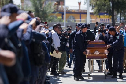 El homenaje se realizó en el patio principal de la SSP, donde autoridades estatales, compañeros, amigos y familiares despidieron a los oficiales muertos a tiros. (EFE)