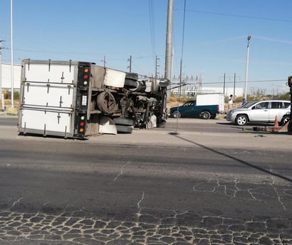 Las dos personas que circulaban en el camión resultaron ilesas, por lo que no fue necesaria la presencia de paramédicos de la Cruz Roja. (EL SIGLO DE TORREÓN)