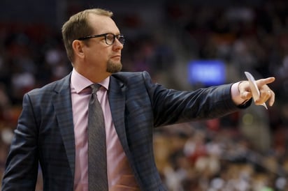 El entrenador de los Raptors, Nick Nurse, sabe que tendrá que experimentar en esta campaña. (AP) 