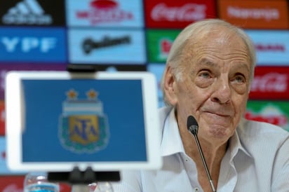 El mítico exentrenador argentino César Luis Menotti pidió terminar de una vez con el debate entre ambos astros del futbol. (ARCHIVO) 