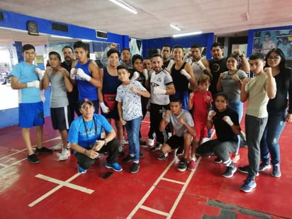 Los combatientes se mostraron optimistas y sonrientes; Noriega realizó diez rounds de sparring con los finalistas de los 'Guantes de oro'. (ESPECIAL) 