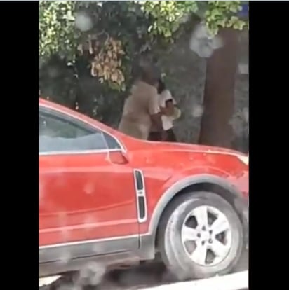 En el video que circula en redes sociales, se aprecia cuando el hombre toca y besa a la niña, quien luego se limpia boca y recibe una bolsa con lo que aparentemente es comida.
(ESPECIAL)