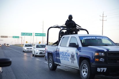 El sitio donde ocurrió el ataque fue acordonado por policías, en tanto personal de servicios periciales levantó los cadáveres.