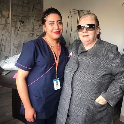 Salud. Paquita la de Barrio deja hospital y seguirá recuperación en su casa, antes de salir se toma foto con una enfermera. (ESPECIAL) 