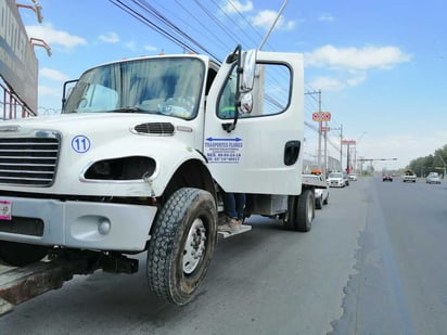 Según las investigaciones, cinco vehículos resultaron afectados por el camión de una empresa de Nuevo León. (EL SIGLO DE TORREÓN)