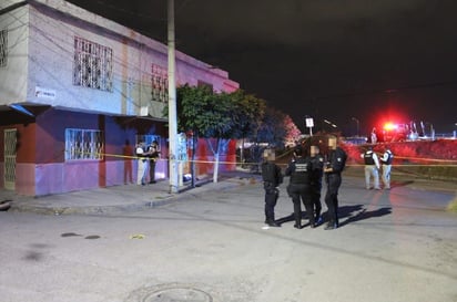 Casi frente a la puerta del domicilio quedó el cuerpo del joven. (EL SIGLO DE TORREÓN)