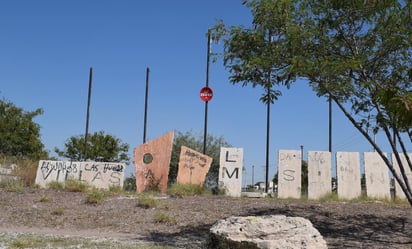 Entrada deteriorada.Desde la entrada principal se evidencia el descuido de la colonia, pues el letrero en placas de concreto con el nombre de la misma, está vandalizado e
incompleto. (EL SIGLO DE TORREÓN)