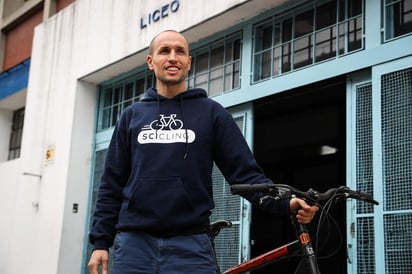 El bioquímico español Alejandro Marín Menéndez se despertó un día con un sueño, el de recorrer montado en bicicleta todos los países de habla hispana para contagiar su entusiasmo por la ciencia. (ARCHIVO)