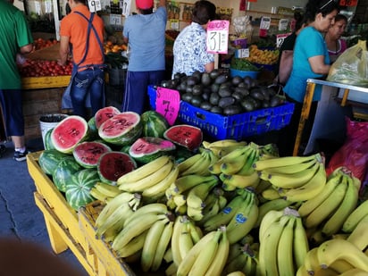 La sociedad civil organizada y el sector empresarial mexicano rechazaron este jueves la recomendación del Fondo Monetario Internacional (FMI) de imponer un Impuesto al Valor Agregado (IVA) del 16 % a los alimentos que ahora están exentos de gravámenes. (ARCHIVO)