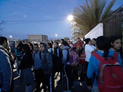 La manifestación de estudiantes, docentes y madres de familia comenzó ayer cerca de las 7:00 de la mañana en la secundaria número 15 por la falta de cuatro maestros, tres intendentes, dos prefectos y un administrativo. (EL SIGLO DE TORREÓN)