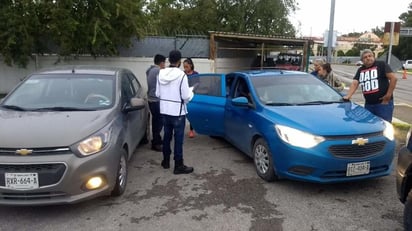 Todos ellos viajaban en dos automóviles de reciente modelo, uno color azul y el otro color arena; ambos con placas de circulación del Estado de Nuevo León. (EL SIGLO COAHUILA)