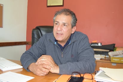 Enrique Marcos, tesorero municipal, dice que se están cubriendo rezagos en liquidaciones de trabajadores. (EL SIGLO DE TORREÓN / MARY VÁZQUEZ)