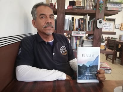 Enrique quiso narrar la marginación y los problemas cotidianos que enfrentan amas de casa, personas de la tercera edad y trabajadoras del hogar. Sus libros tienen precios accesibles. (VIRGINIA HERNÁNDEZ)