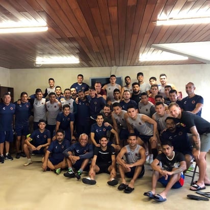 En señal de unión, el plantel completo del Veracruz subió a redes sociales una foto dentro del vestidor. (ESPECIAL) 