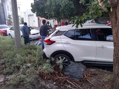 Pierde control, arrolla a joven y choca con auto estacionado; el responsable de los accidentes fue detenido. (EL SIGLO DE TORREÓN)