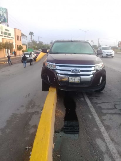 Por vidrio empañado, mujer choca con camellón; del accidente no se reportaron lesionados. (EL SIGLO DE TORREÓN)