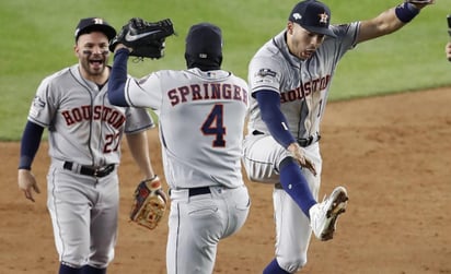 George Springer brilló con sendo jonrón en la victoria de Houston sobre Nueva York y que lo acerca a la Serie Mundial. (ARCHIVO)