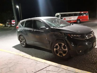 Mujer conductora choca contra camión en carretera El Esterito.