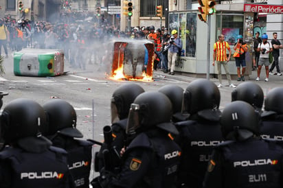 La Policía cargó contra un grupo de alborotadores que lanzaron piedras, botellas de cristal y bengalas y detuvo al menos a tres personas. (EFE)