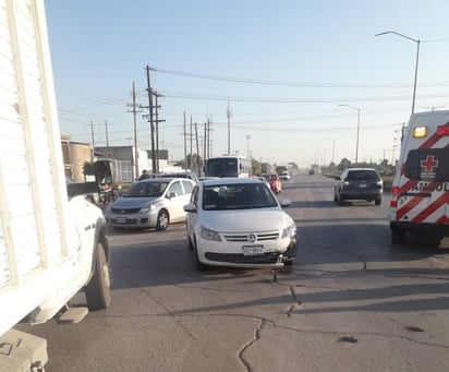 Según los primeros peritajes, un vehículo Volkswagen, color blanco, de reciente modelo, se desplazaba de norte a sur sobre el bulevar Jabonoso, con dirección al bulevar Ejército Mexicano.
(EL SIGLO DE TORREÓN)