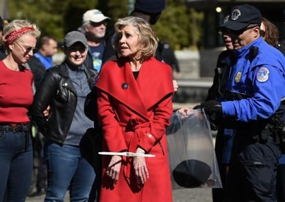 La actriz estadounidense Jane Fonda volvió a ser detenida este viernes en las escalinatas del Capitolio, en Washington, mientras participaba en una protesta contra la crisis climática, después de haber sido arrestada en las mismas circunstancias la semana pasada. (ESPECIAL)