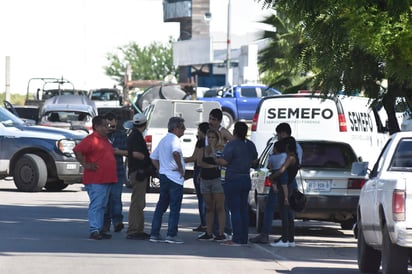 Muchos civiles fueron tomados por asalto para bajarlos con pistola en mano de sus automóviles, con el fin de usar estas unidades para bloquear arterias y crear caos entre los camiones de pelotones del Ejército. (EFE)