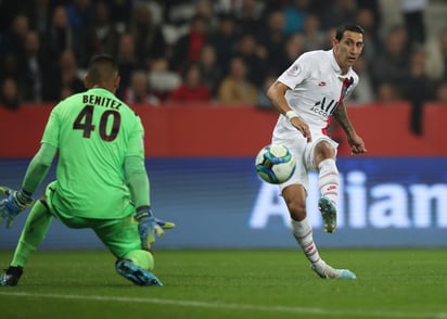 El argentino Ángel Di María firmó un doblete en el partido donde el campeón francés aplastó al conjunto local. (AP) 