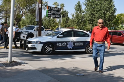 Descubren a dos robando el toldo de una plaza pública de Torreón.